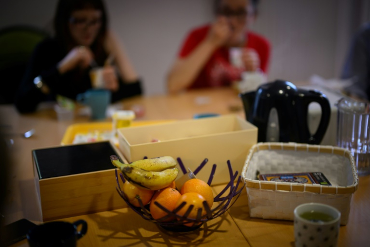 Des femmes souffrant de troubles alimentaires partagent un repas au centre de soins Barbara du CHU de Nantes, le 20 mai 2025 ( AFP / Loic VENANCE )