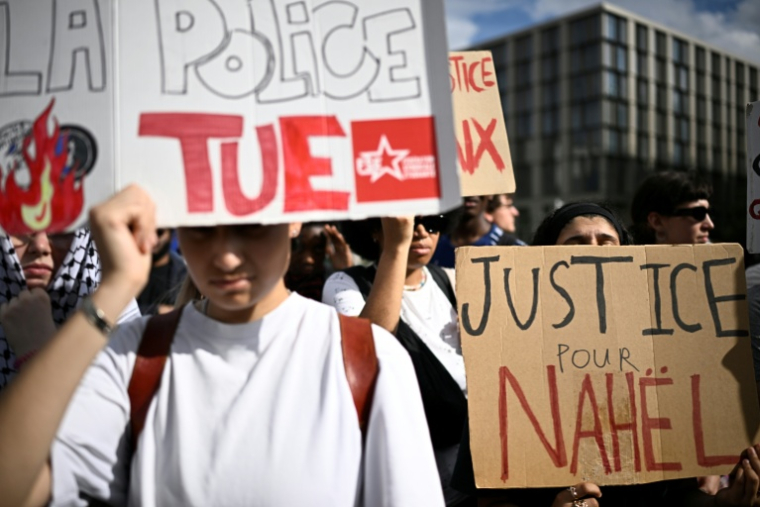 Des manifestants lors d'un rassemblement marquant les deux ans de la mort de Nahel Merzouk, à Nanterre, dans les Hauts-de-Seine, le 27 juin 2025 ( AFP / JULIEN DE ROSA )