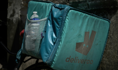 Une bouteille d'eau glissée dans la poche en filet d'un sac de livraison Deliveroo à Bordeaux, en Gironde, le 7 juillet 2026 lors d'une vague de chaleur en France ( AFP / Philippe LOPEZ )