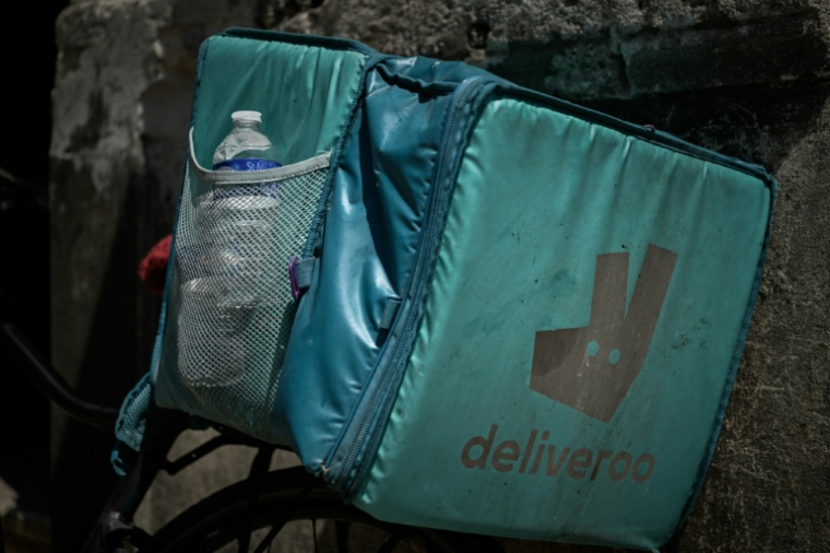 Une bouteille d'eau glissée dans la poche en filet d'un sac de livraison Deliveroo à Bordeaux, en Gironde, le 7 juillet 2026 lors d'une vague de chaleur en France ( AFP / Philippe LOPEZ )