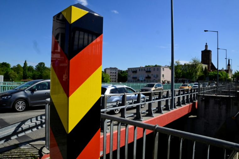Une borne frontière allemande sur le pont reliant Gubin (Pologne) à Guben (Allemagne) sur la Neisse, le 9 mai 2025 ( AFP / John MACDOUGALL )