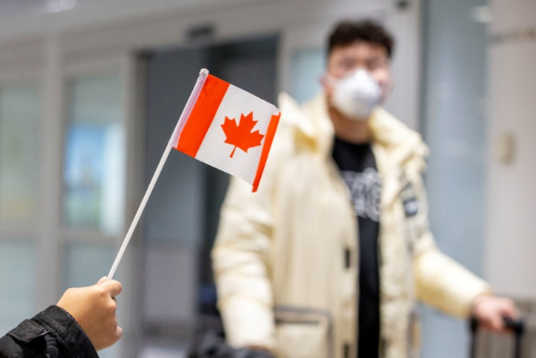CORONAVIRUS: LE CANADA DEMANDE AUX PASSAGERS AÉRIENS DE PORTER UN MASQUE