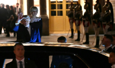 Le président américain Donald Trump quitte le Château de Versailles après un dîner avec le couple présidentiel français, le 17 juin 2026 ( AFP / Mandel NGAN )