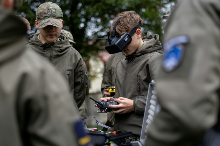 Un élève d'une école militaire de Pologne s'entraîne au pilotage de drone de type FPV (first-person-view), à Legnica le 8 octobre 2025 ( AFP / Wojtek RADWANSKI )