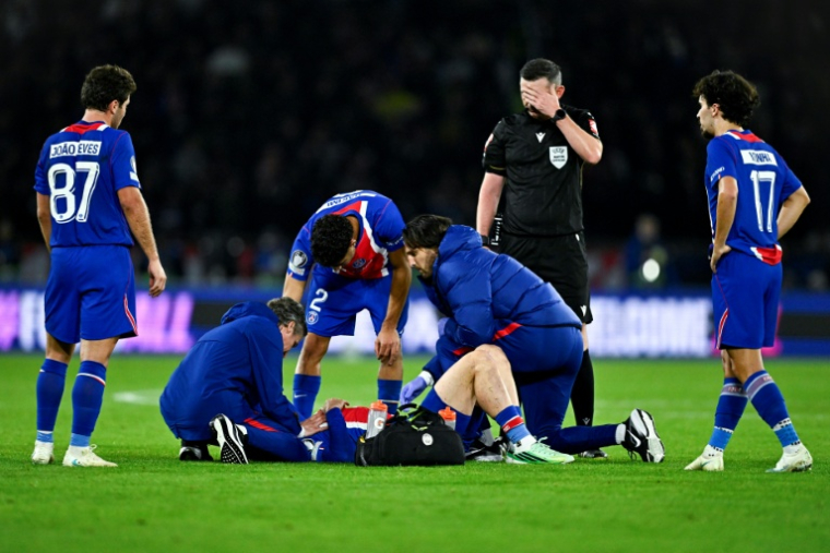 L'attaquant du PSG Khvicha Kvaratskhelia blessé au genou droit lors du match face au FC Barcelone, le 20 octobre 2026 au Parc des Princes ( AFP / JULIEN DE ROSA )