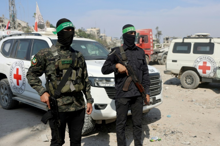 Des membres du Hamas et du Comité international de la Croix-Rouge (CICR), dans la ville de Gaza, lors d'une opération de recherche de corps d'otage, le 2 novembre 2025 ( AFP / Omar AL-QATTAA )
