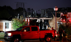 Les pompiers au travail devant l'église mormone de Grand Blanc, dans le Michigan, attaquée à l'arme à feu et incendiée par un individu le 28 septembre 2025 ( AFP / JEFF KOWALSKY )