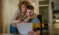 Pour transmettre de l’argent à un proche sans lien de parenté, plusieurs solutions peuvent être choisies. ( crédit photo : Shutterstock )