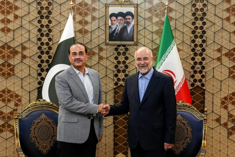 Photo diffusée par l'agence de presse de l'Assemblée consultative islamique (ICANA) montrant le président du Parlement iranien, Mohammad Bagher Ghalibaf (d) et le chef de l'armée pakistanaise, Asim Munir, à Téhéran, le 23 mai 2026 ( ICANA NEWS AGENCY / - )