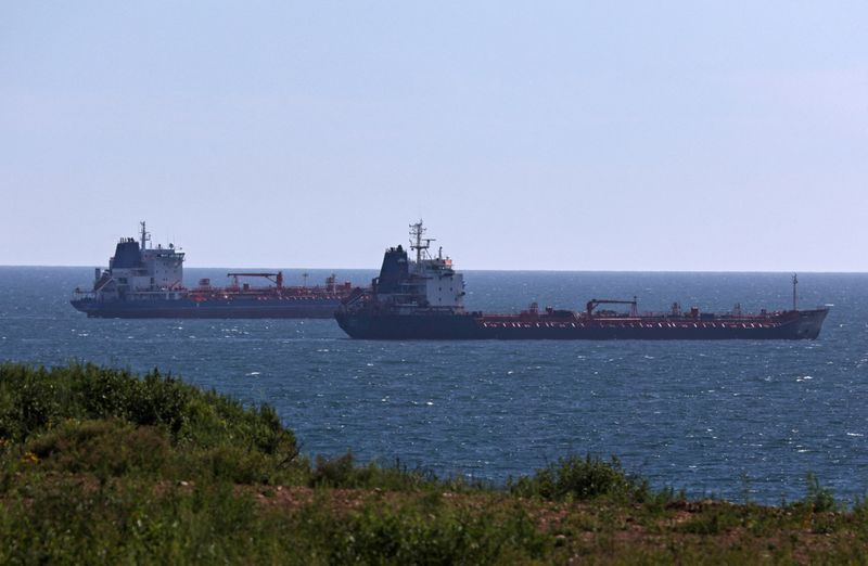 Des pétroliers naviguent dans la baie de Nakhodka, près de la ville portuaire de Nakhodka