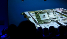 Une puce Nvidia, composant du superordinateur européen Jupiter, est montrée sur un écran géant lors de l'inauguration de Jupiter, le 5 septembre 2025 à Jülich (Allemagne) ( AFP / INA FASSBENDER )