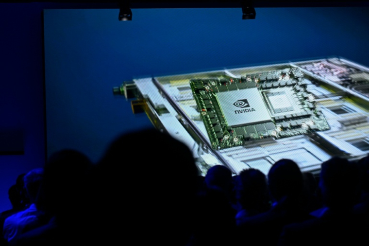 Une puce Nvidia, composant du superordinateur européen Jupiter, est montrée sur un écran géant lors de l'inauguration de Jupiter, le 5 septembre 2025 à Jülich (Allemagne) ( AFP / INA FASSBENDER )