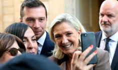 La présidente du groupe RN à l'Assemblée nationale Marine Le Pen pose pour un selfie dans la cour de l'Hôtel Matignon à Paris le 17 septembre 2025 ( AFP / ALAIN JOCARD )