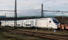 Le futur TGV M de la SNCF, ou Avelia, construit par Alstom, photographié à la gare Bechovice de Prague, le 7 décembre 2022, alors qu'il était en route pour une série d'essais au centre d'essais Velim. ( AFP / Michal Cizek )