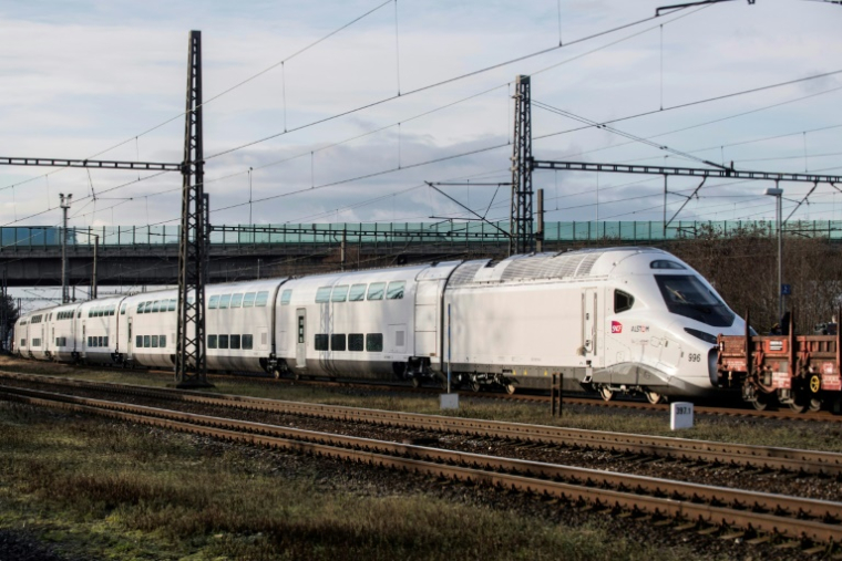 Le futur TGV M de la SNCF, ou Avelia, construit par Alstom, photographié à la gare Bechovice de Prague, le 7 décembre 2022, alors qu'il était en route pour une série d'essais au centre d'essais Velim. ( AFP / Michal Cizek )