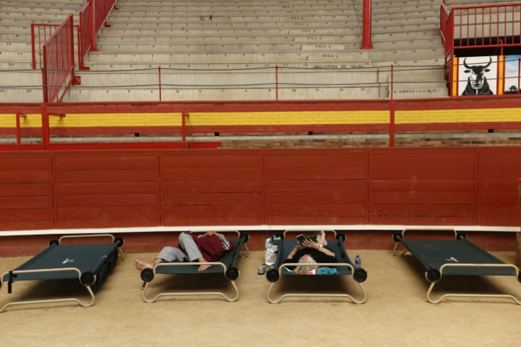 Des personnes évacuées en raison des incendies hébergée dans une arène de corrida à Valdemorillo, à l'ouest de Madrid, le 25 juillet 2026   ( AFP / Oscar DEL POZO )