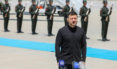 Le président ukrainien Volodymyr Zelensky à son arrivée à l'aéroport d'Ankara, le 15 mai 2025 ( AFP / Adem ALTAN )