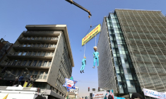 Des manifestants défilent à Téhéran pour commémorer la prise de l'ambassade américaine il y a 46 ans, sous des mannequins représentant Donald Trump et Benjamin Netanyahy pendus à une grue, le 4 novembre 2025 ( AFP / ATTA KENARE )