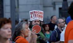 Un manifestant tient une pancarte portant l'inscription « Droit à un toit à un prix équitable » lors d'une manifestation contre les expulsions et la crise du logement sur la Puerta del Sol à Madrid, le 26 septembre 2026 ( AFP / Oscar DEL POZO )