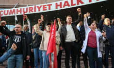 Des membres du Parti républicain du peuple (CHP) manifestent devant le siège du parti contre les allégations d'achat de votes lors du congrès du CHP en novembre 2023, le 21 mai 2026 à Ankara, en Turquie ( AFP / Adem ALTAN )