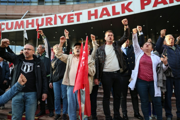 Des membres du Parti républicain du peuple (CHP) manifestent devant le siège du parti contre les allégations d'achat de votes lors du congrès du CHP en novembre 2023, le 21 mai 2026 à Ankara, en Turquie ( AFP / Adem ALTAN )