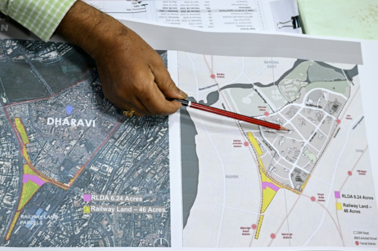 Un responsable présente le projet de reconstruction de Dharavi dans le cadre d'un projet de rénovation urbaine visant à réaménager le bidonville de Bombay, le 9 juillet 2025 en Inde ( AFP / Indranil MUKHERJEE )