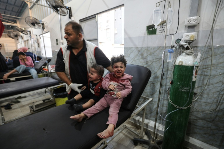 Des enfants palestiniens soignés à l'hôpital Al-Awda de Nousseirat, dans le centre de la bande de Gaza, après des frappes israéliennes, le 22 novembre 2025 ( AFP / Eyad Baba )
