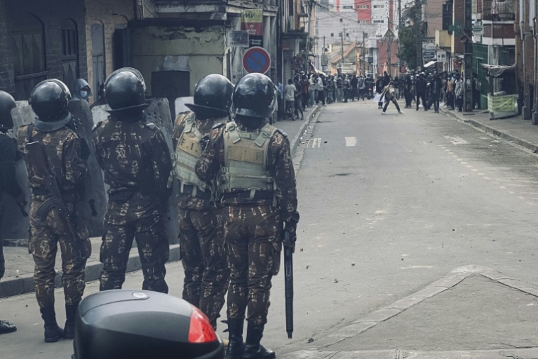 Les forces de l'ordre alignées à l'approche d'une manifestation à Antananarivo le 3 octobre 2025 ( AFP / RIJASOLO )