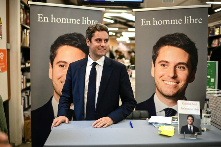 Gabriel Attal, secrétaire général de Renaissance, lors d'une séance de dédicaces pour son livre "En homme libre" dans une librairie de Bordeaux, le 5 mai 2026 en Gironde ( AFP / Christophe ARCHAMBAULT )