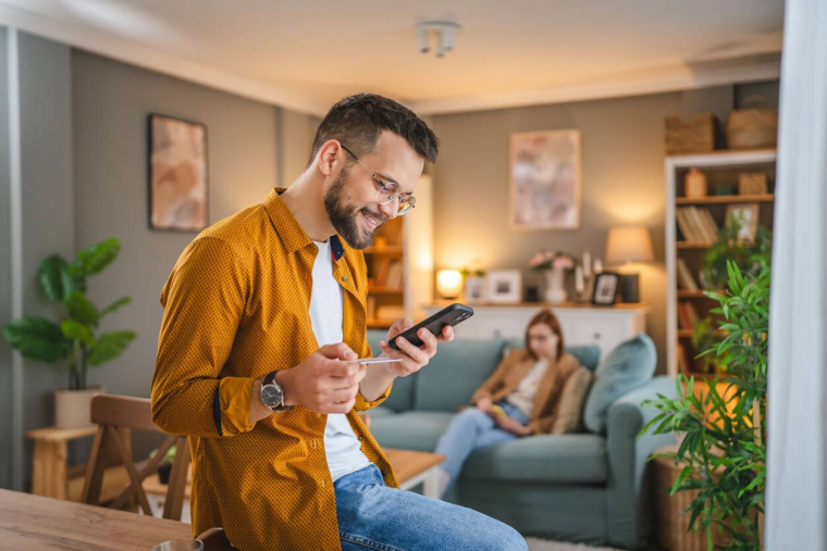 Carte bancaire virtuelle : comment fonctionne ce moyen de paiement sécurisé ? / iStock.com - Miljan Živković