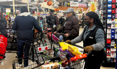 Des clients dans un supermarché avant la Thanksgiving à Chicago