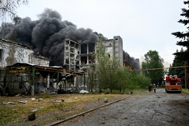 Des pompiers luttent contre un incendie dans un immeuble après une série d'attaques russes contre la ville de Kharkiv, dans l'est de l'Ukraine, le 7 juin 2025 ( AFP / SERGEY BOBOK )
