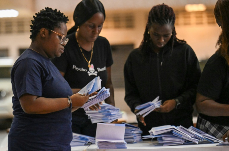 Les membres du personnel électoral vérifient les bulletins de vote lors du dépouillement dans un bureau de vote pendant les élections législatives à Paramaribo, le 25 mai 2025 ( AFP / Juan BARRETO )
