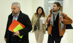 Alexis Corbière et Rachel Garrido au tribunal correctionnel de Paris, le 14 mars 2025, devant lequel comparaît un ex-journaliste de l'hebdomadaire Le Point, Aziz Zemouri, accusé de diffamation à leur encontre ( AFP / Thomas SAMSON )