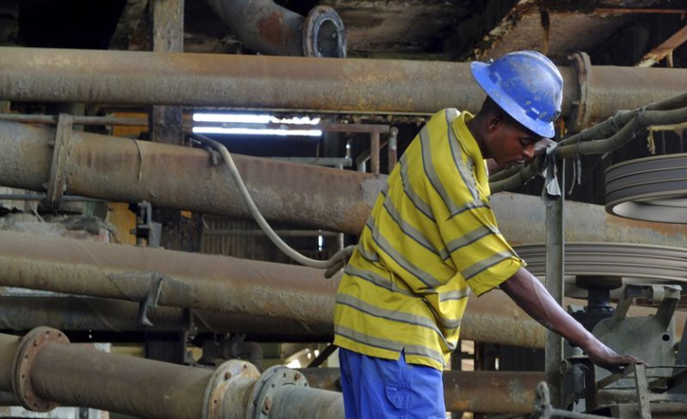 Photo d'archives: Un ouvrier travaille dans les installations de la société minière publique congolaise Gécamines à Kambove, en République démocratique du Congo