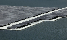 Une installation solaire photovoltaïque flottante mise en place sur le barrage de l'Oued Rmel, dans le cadre d'un parc solaire situé près du port Tanger Med, dans la province de Fahs-Anjra, à l'ouest de la ville de Tanger, le 7 août 2025.  ( AFP / Abdel Majid BZIOUAT )