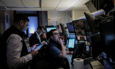 Des traders travaillent sur le parquet de la Bourse de New York