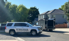 Une voiture de police devant la maison des parents de Tyler Robinson, suspecté d'avoir tué l'influenceur conservateur Charlie Kirk, dans la petite ville de Washington, dans l'Utah, dans l'ouest des Etats-Unis, le 12 septembre 2025 ( AFP / Romain FONSEGRIVES )