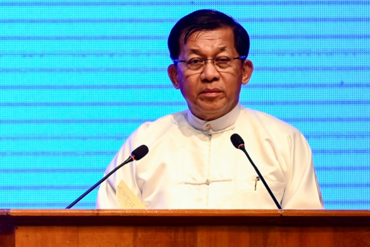 Le général birman Min Aung Hlaing prononce un discours à Naypyidaw le 15 octobre 2025 ( AFP / STR )
