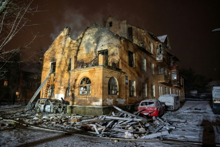 Un immeuble à Kiev après des frappes russes le 9 janvier 2026 ( AFP / Serhii Okunev )