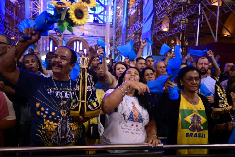 Des fidèles catholiques participent aux célébrations marquant la fête de Notre-Dame d'Aparecida au sanctuaire national de la sainte patronne du Brésil, à Aparecida, dans l'État de Sao Paulo, au Brésil, le 12 octobre 2026 ( AFP / Pablo PORCIUNCULA )