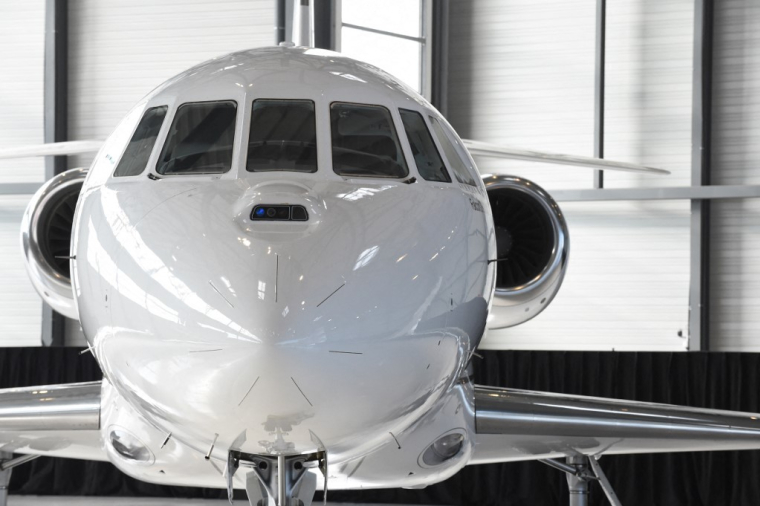 Un Falcon 2000 LXS, au salon du Bourget, en 2018 (illustration) ( AFP / ERIC PIERMONT )