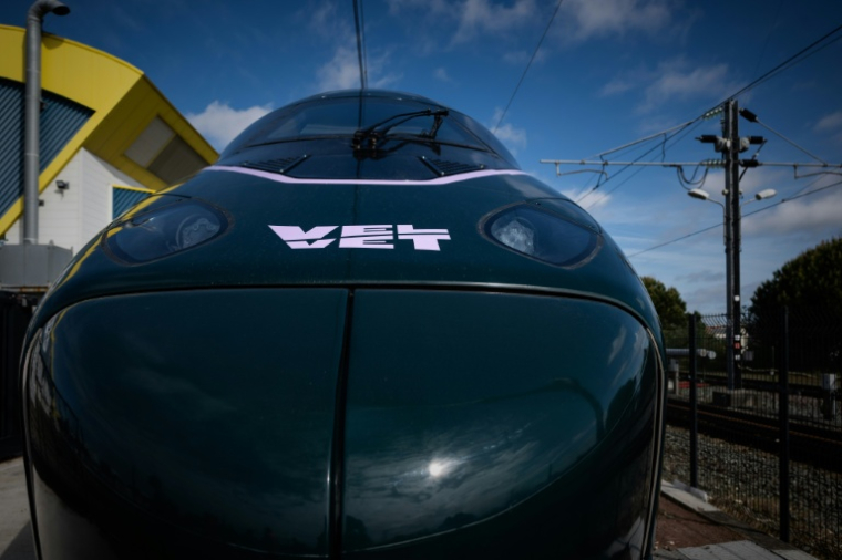 Le nez du train à grande vitesse Avelia Horizon construit pour l'opérateur ferroviaire Velvet, à l'usine Alstom d'Aytré, près de La Rochelle, le 16 avril 2026 ( AFP / Philippe LOPEZ )