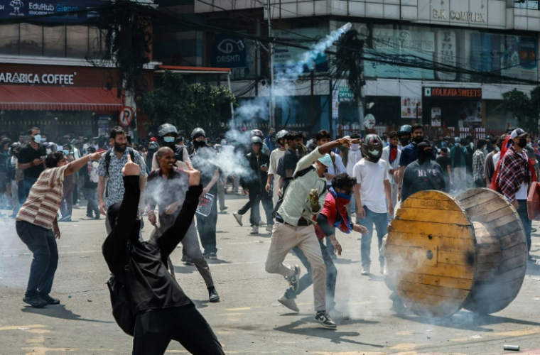 Heurts entre manifestants et polciers à Katmandou, le 8 septembre 2025 au Népal ( AFP / Prabin RANABHAT )