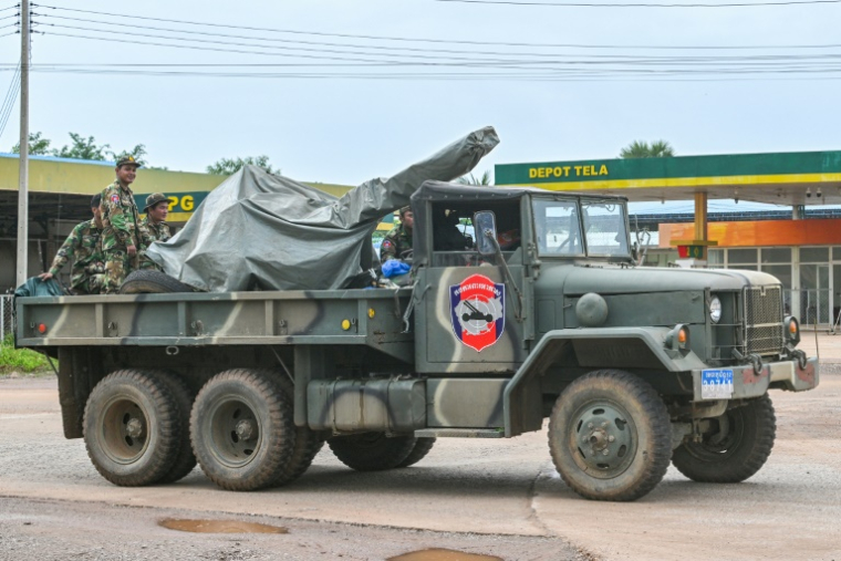 Un camion de l'armée cambodgienne transporte un canon anti-aérien dans la province d'Oddar Meanchey, le 26 juillet 2025 ( AFP / TANG CHHIN Sothy )