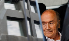 Sepp Blatter arrive au tribunal à Muttenz