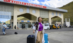 Homa, une Iranienne de 40 ans, arrive en Turquie par le poste frontière de Razi-Kapiköy, dans le nord-est de la Turquie, le 18 juin 2025 ( AFP / Yasin AKGUL )