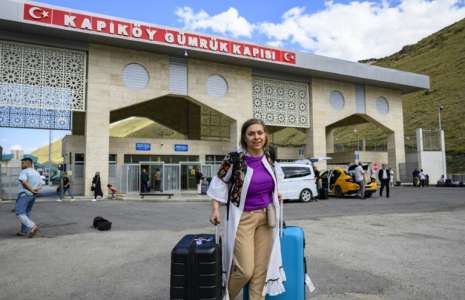 Homa, une Iranienne de 40 ans, arrive en Turquie par le poste frontière de Razi-Kapiköy, dans le nord-est de la Turquie, le 18 juin 2025 ( AFP / Yasin AKGUL )