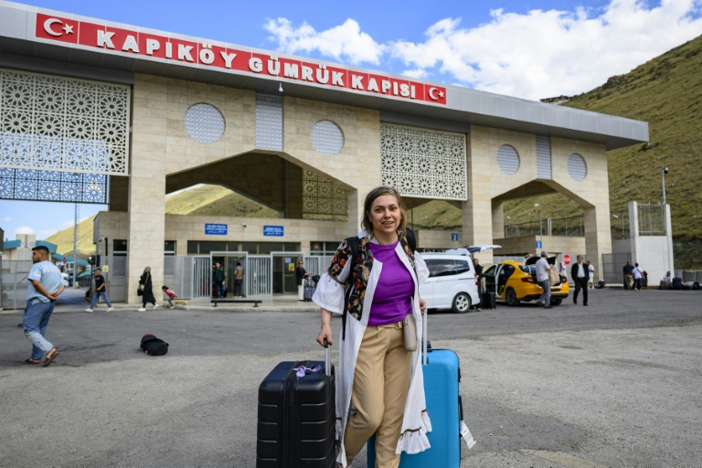 Homa, une Iranienne de 40 ans, arrive en Turquie par le poste frontière de Razi-Kapiköy, dans le nord-est de la Turquie, le 18 juin 2025 ( AFP / Yasin AKGUL )