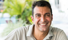 Louis réfléchit à la meilleure utilisation de son héritage: rembourser son crédit immobilier ou investir dans un bien locatif. Pour l’aider dans sa décision, il prend en compte les frais liés à chaque option et les économies potentielles liées au remboursement anticipé. ( crédit photo : Getty Images )